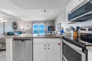 Jääkaappi, mikroaaltouuni, uuni, liesi