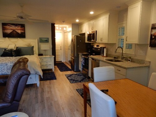 Cozy, Quiet Brand NEW studio Near Greenlake, Phinney Ridge and Greenwood