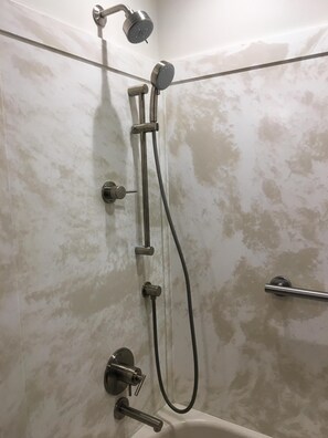 Ensemble douche/baignoire, sèche-cheveux, serviettes fournies, savon