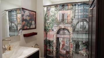 淋浴/盆浴组合、吹风机、毛巾、肥皂