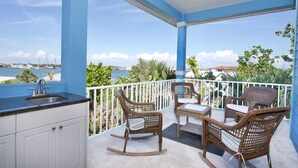 A balcony with wicker furniture, a sink, and a view of the sea. - Bay Views- Private Pool- Great Location- 5BRBlue Horizon (Fort Myers Beach)
