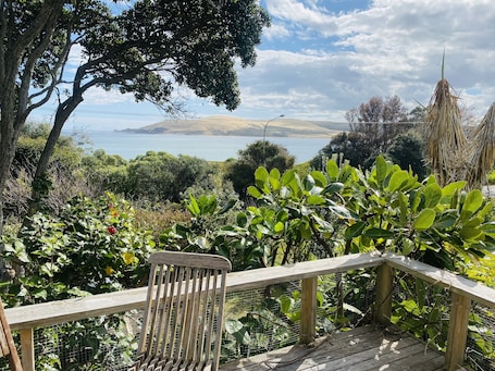Unterkunftsgelände. WISTFUL AUF WAIANGA. GOLDENE HOKIANGA. SONNE GETRÄNKTER STRANDURLAUB.