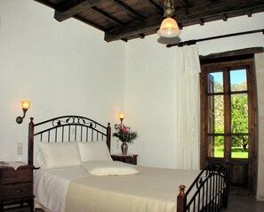 5 habitaciones, caja de seguridad en la habitación y escritorio 