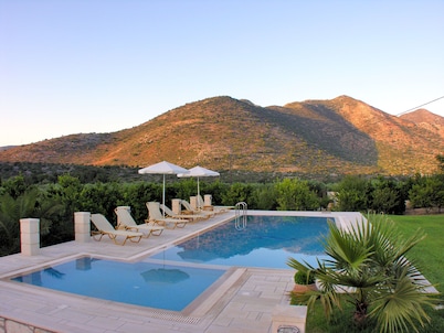 Lujosa villa con gran jardín y piscina privada climatizada en un entorno paradisíaco