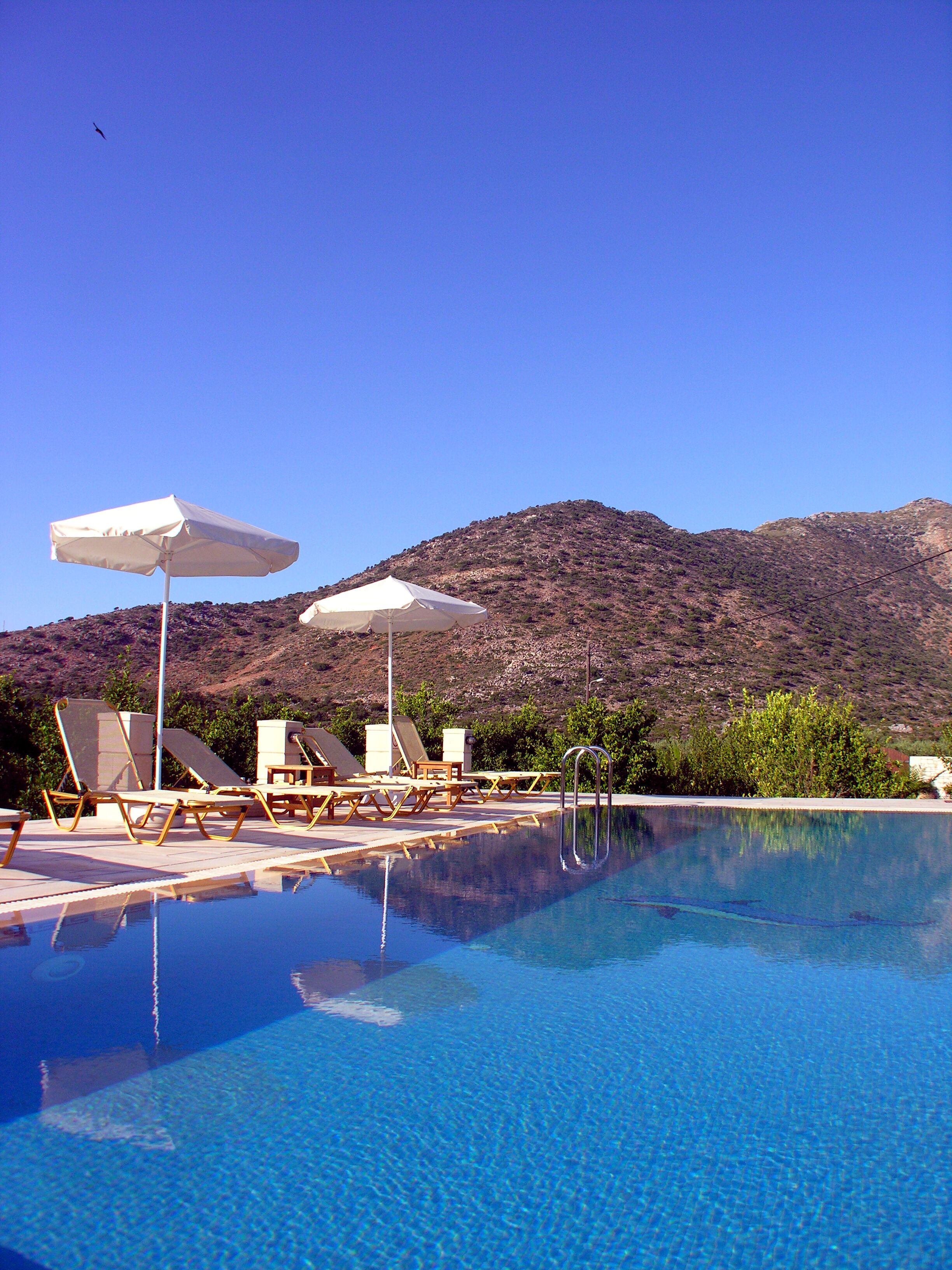 Een buitenzwembad, een verwarmd zwembad