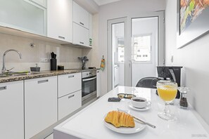 Een koelkast, een microgolfoven, een oven, een kookplaat