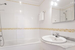 Badewanne, Haartrockner, Handtücher