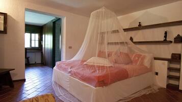 3 camere, una scrivania, ferro/asse da stiro, Wi-Fi gratuito