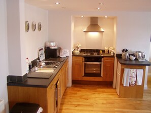 ثلاجة، ميكروويف، فرن، موقد طهي مسطح