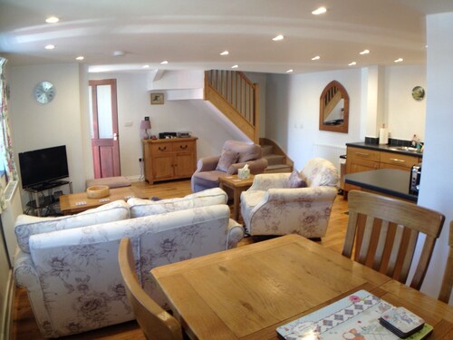 Charming Cottage overlooking the square in Chittlehampton Village 