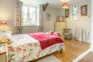 4 bedrooms, iron/ironing board, travel crib, free WiFi