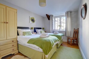 4 bedrooms, iron/ironing board, free WiFi, bed sheets