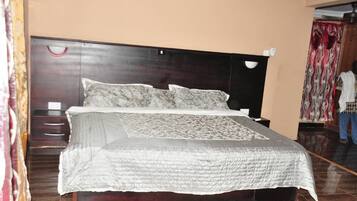 4 bedrooms, desk, blackout curtains, iron/ironing board