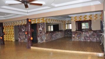 Rumah Premier | Area keluarga | Televisi LED 42-inci dengan saluran TV kabel dan TV