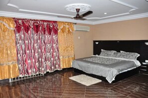 Premier House | 4 bedrooms, desk, blackout drapes, iron/ironing board - Villa D' Coco (Accra)
