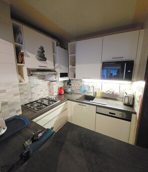 Réfrigérateur, micro-ondes, four, plaque de cuisson