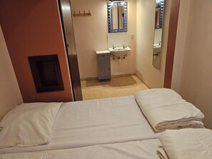 2 bedrooms, travel cot, free WiFi, wheelchair access