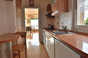 Kühlschrank, Ofen, Geschirrspüler, Wasserkocher mit Kaffee-/Teezubehör