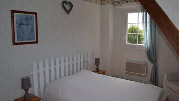 2 habitaciones, tabla de planchar con plancha, wifi y ropa de cama