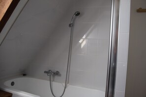 Badewanne, Haartrockner, Handtücher