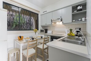 Réfrigérateur, micro-ondes, four, plaque de cuisson