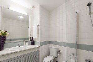 Badewanne, Haartrockner, Handtücher