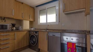 Een koelkast, een microgolfoven, een oven, een vaatwasser