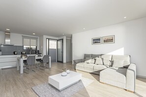 TV - Searenity Vacations Home I, west of the Island (Arco da Calheta)