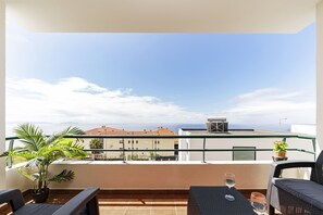 Property grounds - Caniço V, tranquility with a sea view. (Caniço)