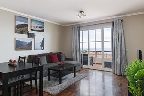 TV - Caniço V, tranquility with a sea view. (Caniço)