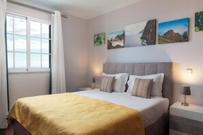 2 bedrooms, iron/ironing board, WiFi, bed sheets - Caniço V, tranquility with a sea view. (Caniço)