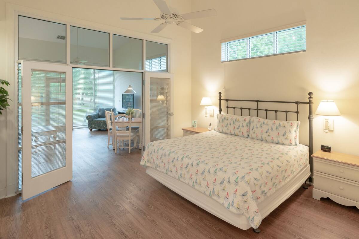 Deluxe Room, 1 King Bed, Non Smoking | 1 bedroom, free WiFi, bed sheets