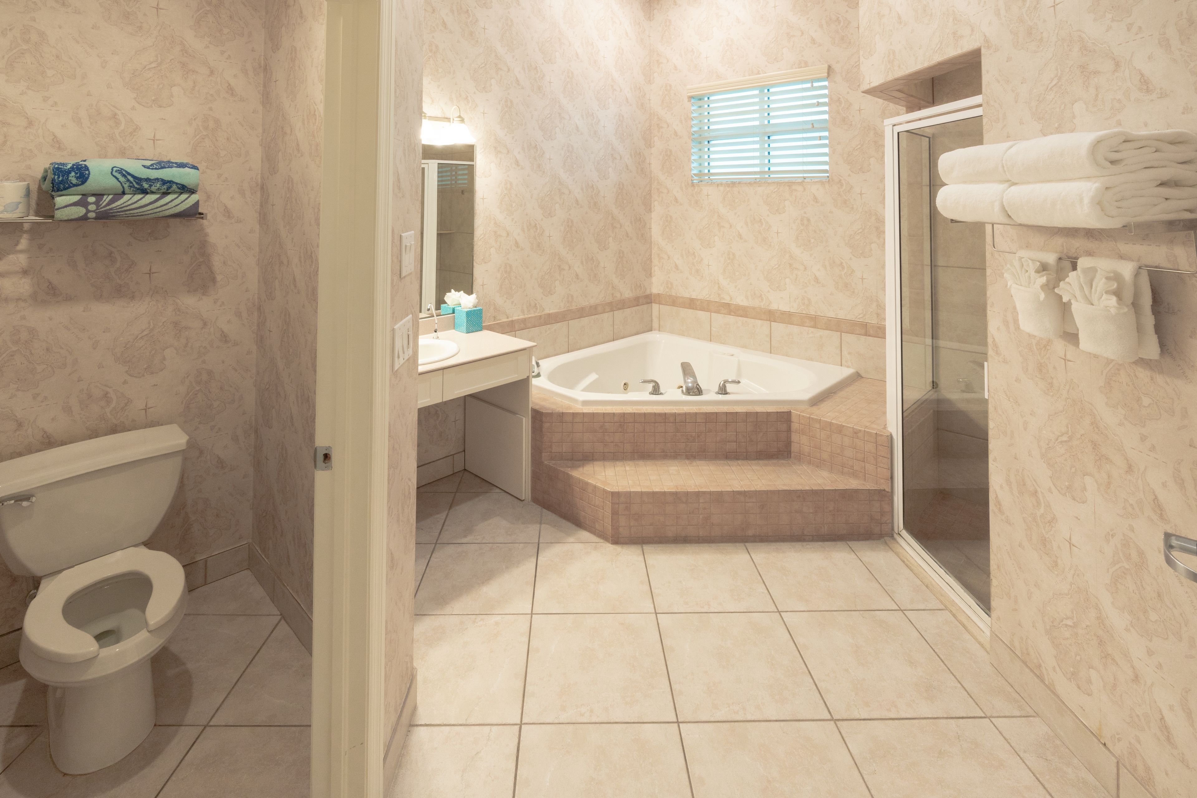 deluxe room, 1 king bed, non smoking | bathroom | shower, towels