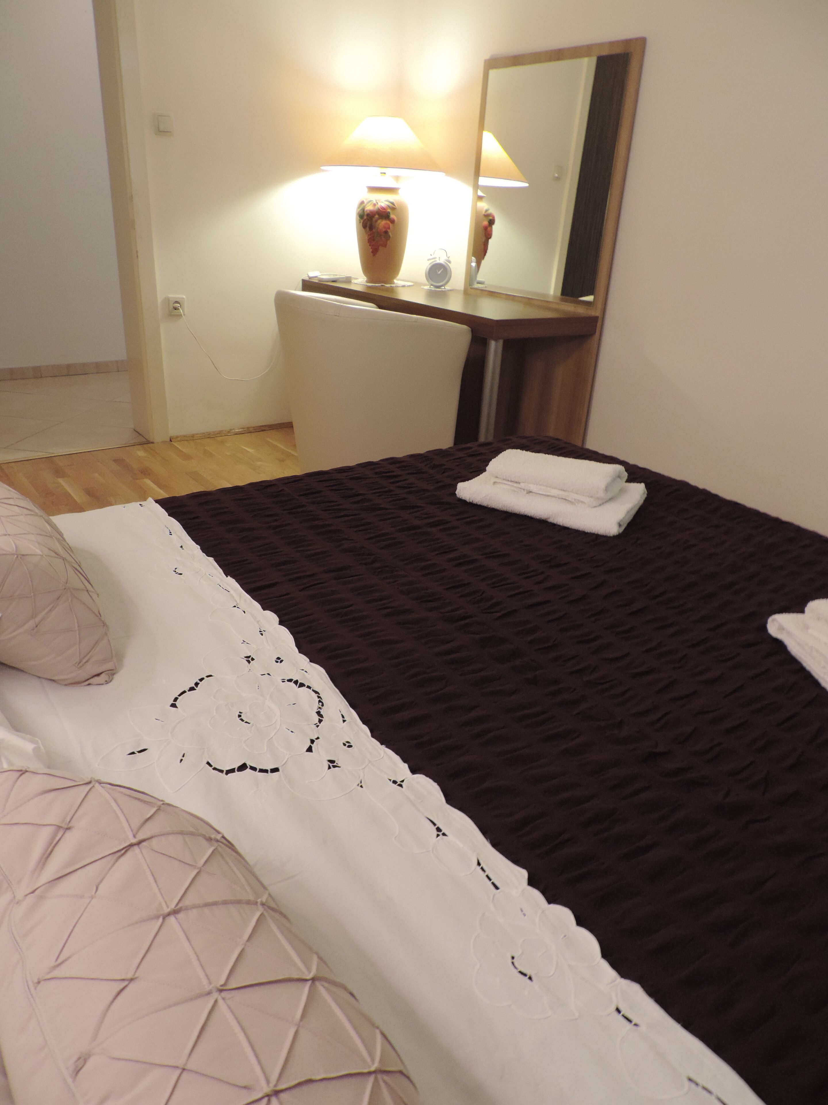 1 chambre, coffres-forts dans les chambres, fer et planche à repasser