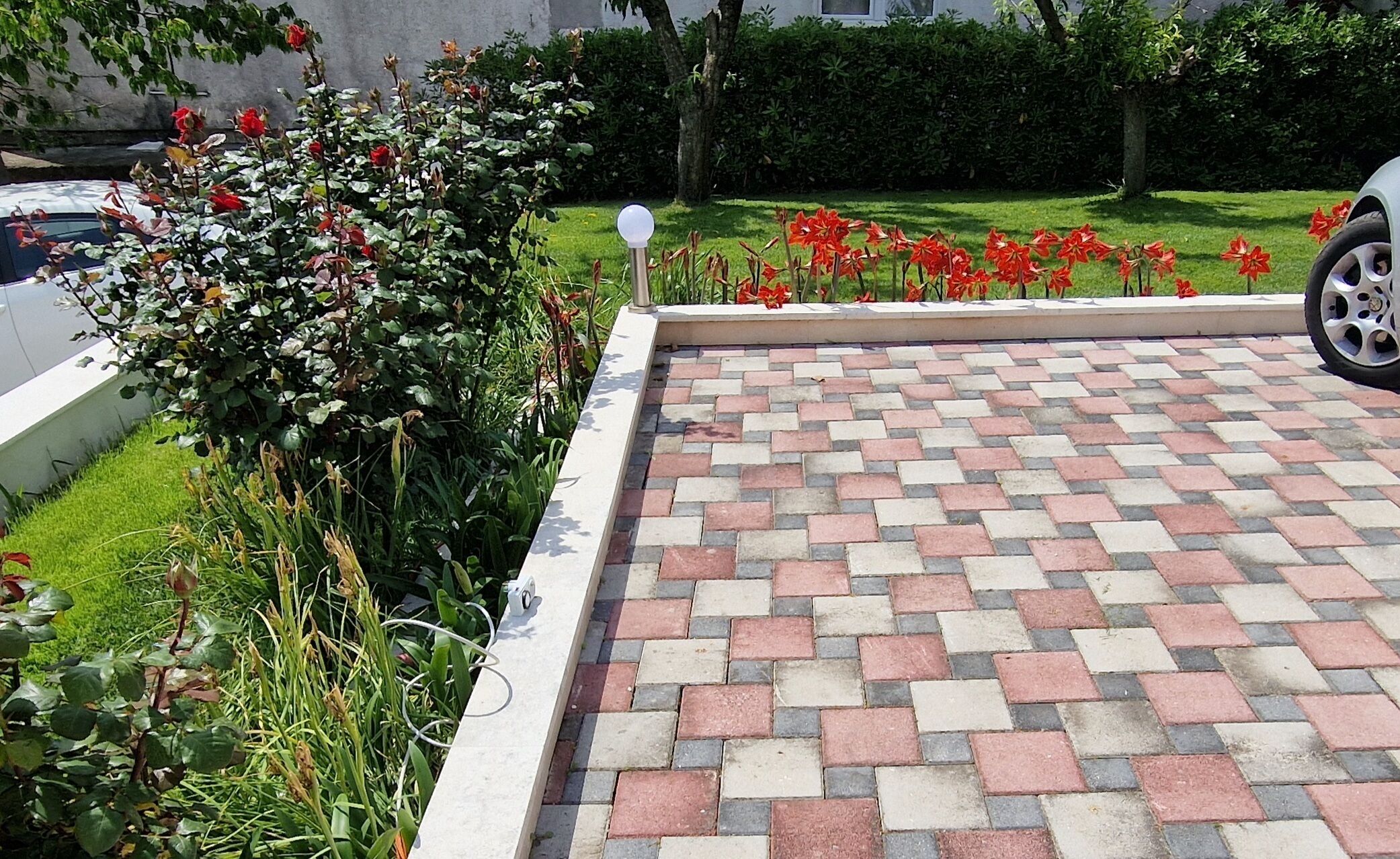 Eine gepflasterte Terrasse mit einem gemusterten Fliesenbelag.