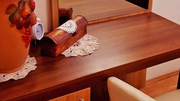 1 bedroom, in-room safe, iron/ironing board, free WiFi