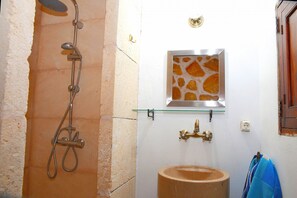 Regadera, secadora de cabello, toallas, papel de baño 