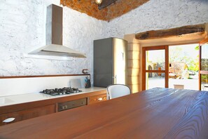 Kühlschrank, Mikrowelle, Herdplatte, Geschirrspüler