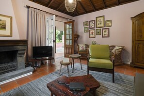 TV, fireplace - Casa do Lanço - Tinta Negra, wine and laurissilva. (São Vicente)