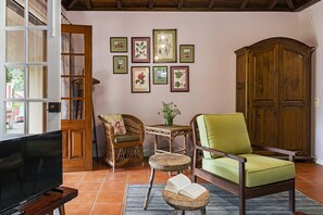 TV, fireplace - Casa do Lanço - Tinta Negra, wine and laurissilva. (São Vicente)