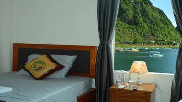 Desk, soundproofing, free WiFi, bed sheets