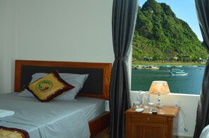 Desk, soundproofing, free WiFi, bed sheets - Son Doong Riverside Homestay (Bo Trach)