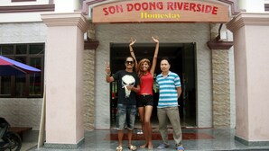 A building entrance with a sign reading "SON DOONG RIVERSIDE Homestay". - Son Doong Riverside Homestay (Phong Nha)