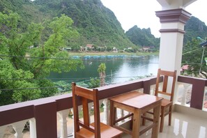 Terrace/patio - Son Doong Riverside Homestay (Bo Trach)