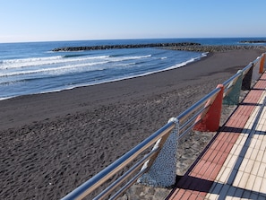 Na praia, espreguiçadeiras, toalhas de praia 