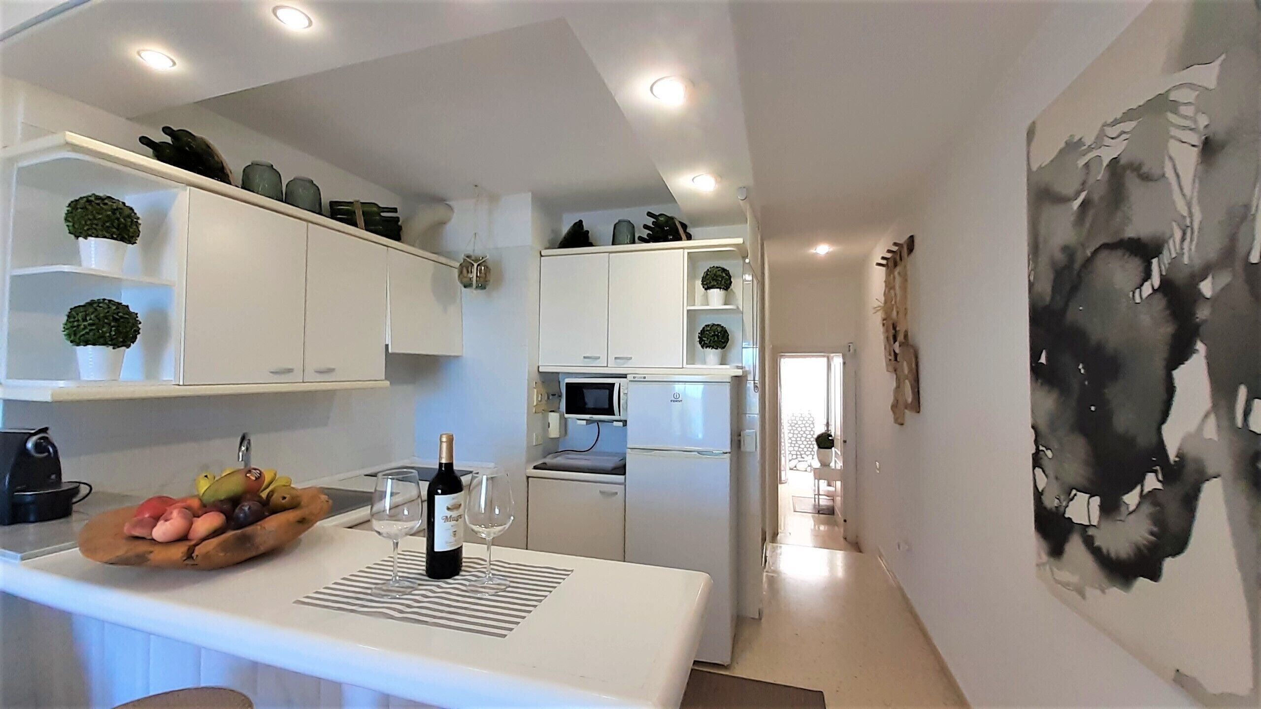 Kühlschrank, Mikrowelle, Herdplatte, Wasserkocher mit Kaffee-/Teezubehör