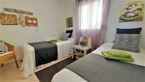 2 quartos, escrivaninha, ferros/tábuas de passar roupa