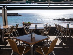 Outdoor dining - Duplex facing the sea. Terrace, Wiffi, Garage (Puertito de Güimar  Tenerife)