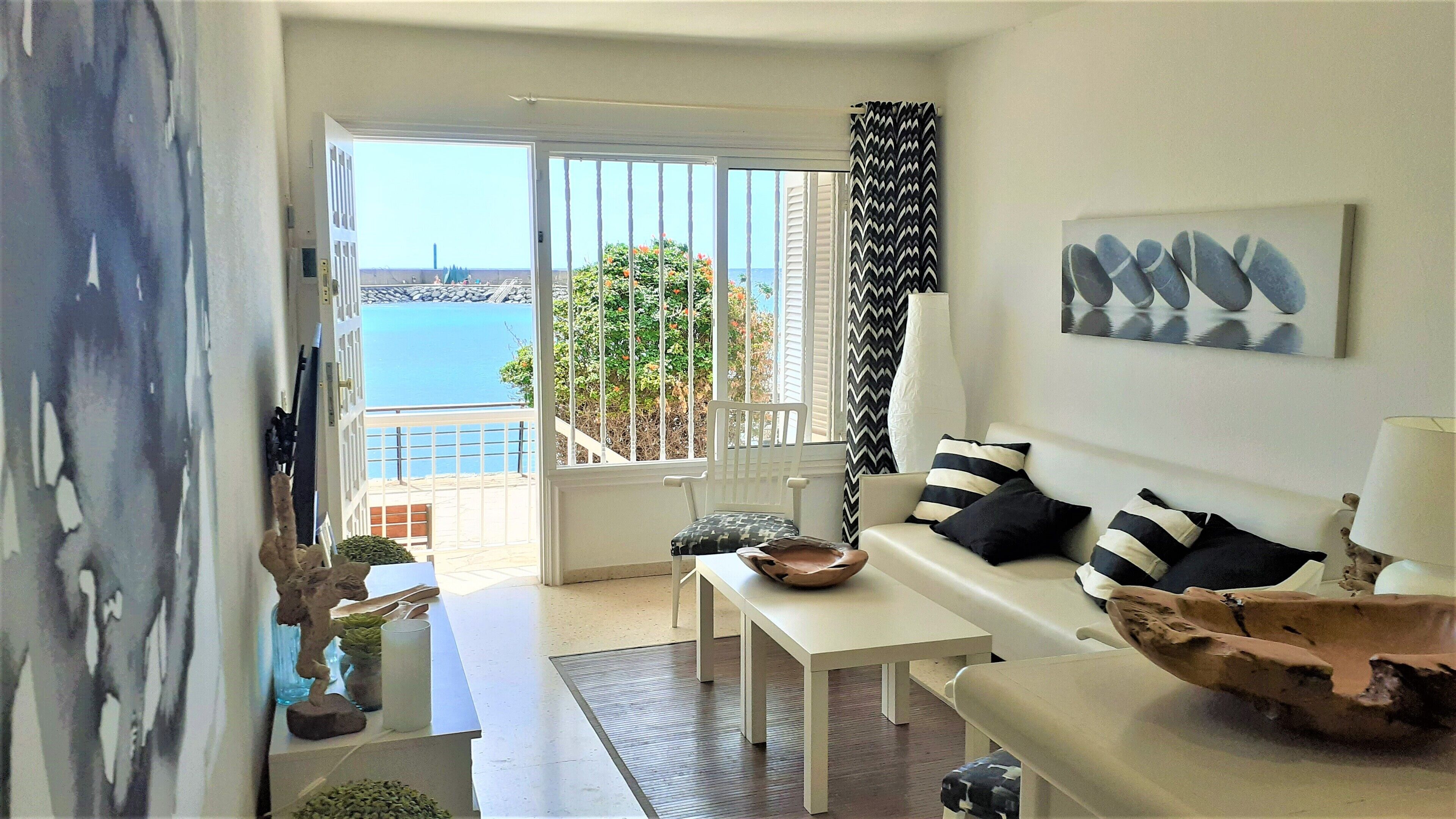 Een smart-tv, een muziekbibliotheek en een stereo