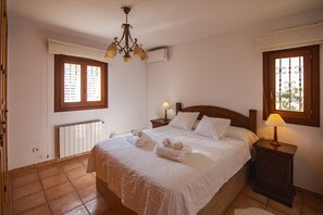 4 slaapkamers, een kluis op de kamer, een bureau